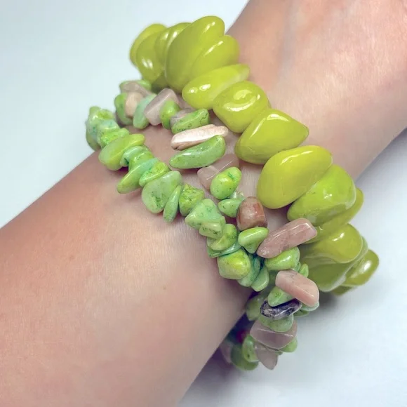 NWT green Irregular Gravel beads bracelet - Picture 3 of 3